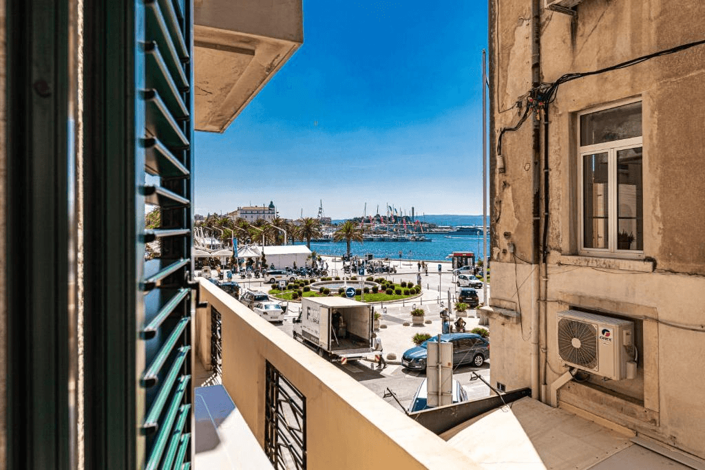 Riva City Rooms — bathroom and finishes